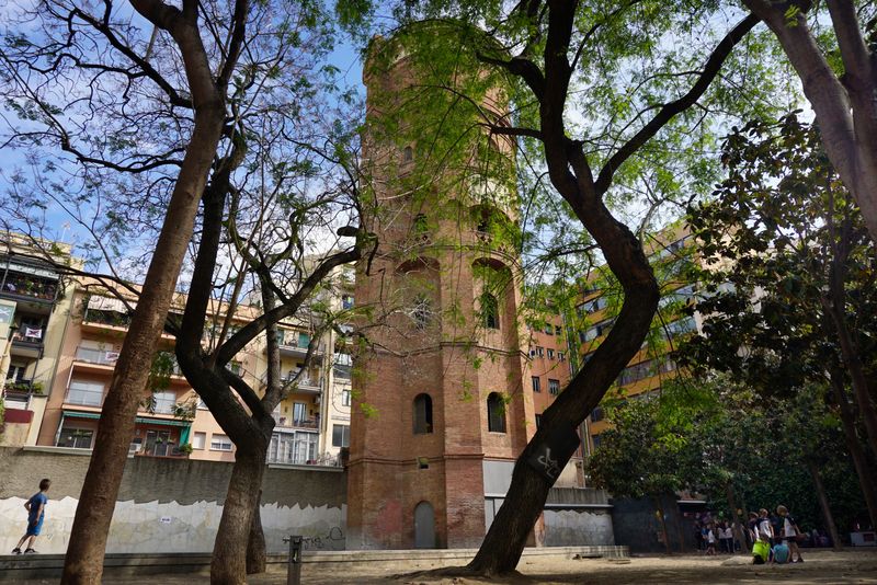 <div class='imageHoverDetail'>
             <p class='imageHoverTitle twoLineBreak'>Jardins de la Torre de les Aigües</p>
             <p class='imageHoverAutor oneLineBreak'>Autor: Vicente Zambrano González</p>
             <button class='imageHoverBtn'>Mostra els detalls de la imatge <span class='sr-only'>Jardins de la Torre de les Aigües</span></button>
             </div>