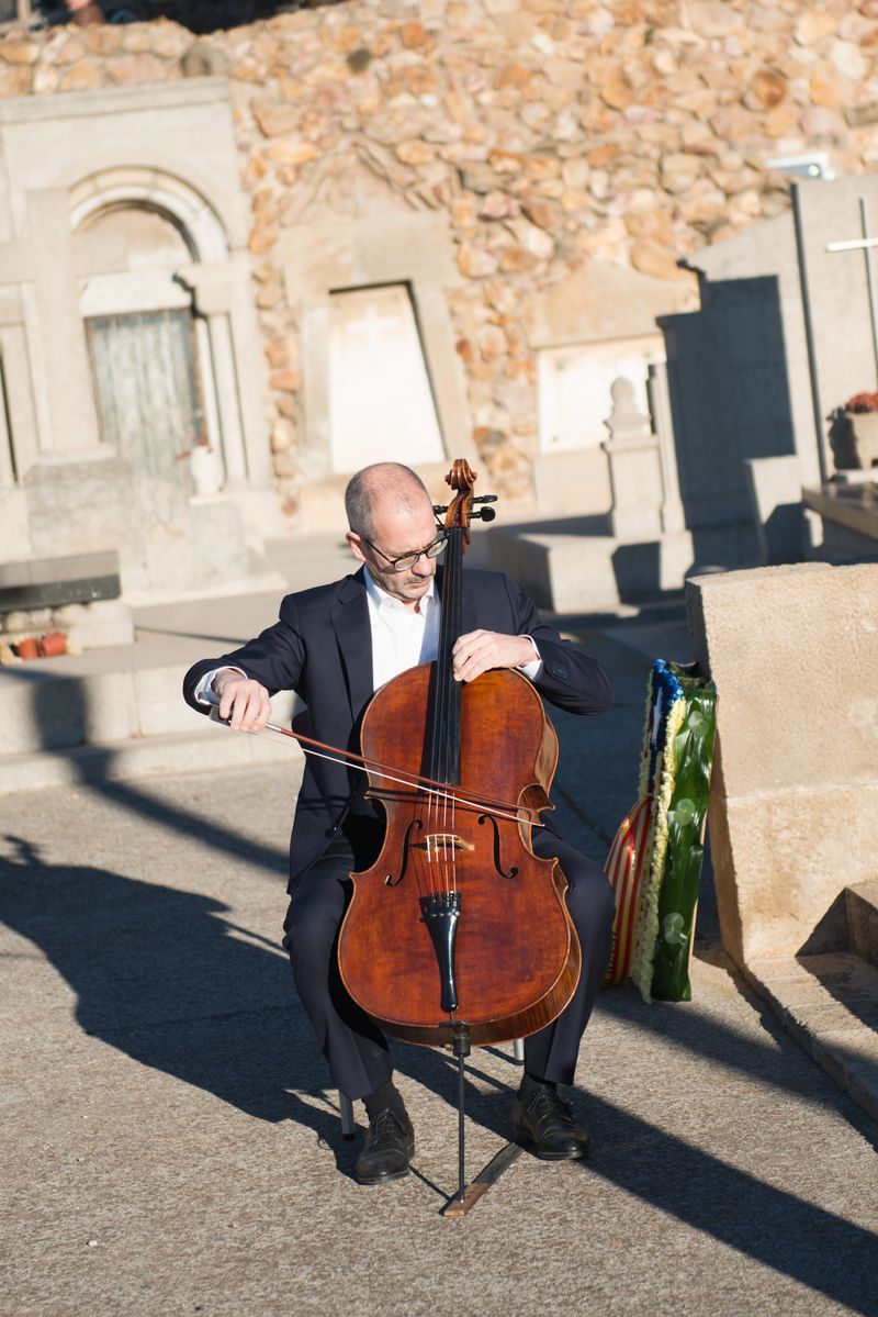 
             El violoncelista Luis Heras ante la ofrenda al monumento de Francesc Macià
             Autor: Ceci Fimia
             Ver los detalles de la imagen El violoncelista Luis Heras ante la ofrenda al monumento de Francesc Macià
             