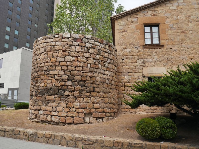 <div class='imageHoverDetail'>
             <p class='imageHoverTitle twoLineBreak'>Masia Torre Rodona. Can Vinyals de la Torre</p>
             <p class='imageHoverAutor oneLineBreak'>Autor: Vicente Zambrano González</p>
             <button class='imageHoverBtn'>Mostra els detalls de la imatge <span class='sr-only'>Masia Torre Rodona. Can Vinyals de la Torre</span></button>
             </div>