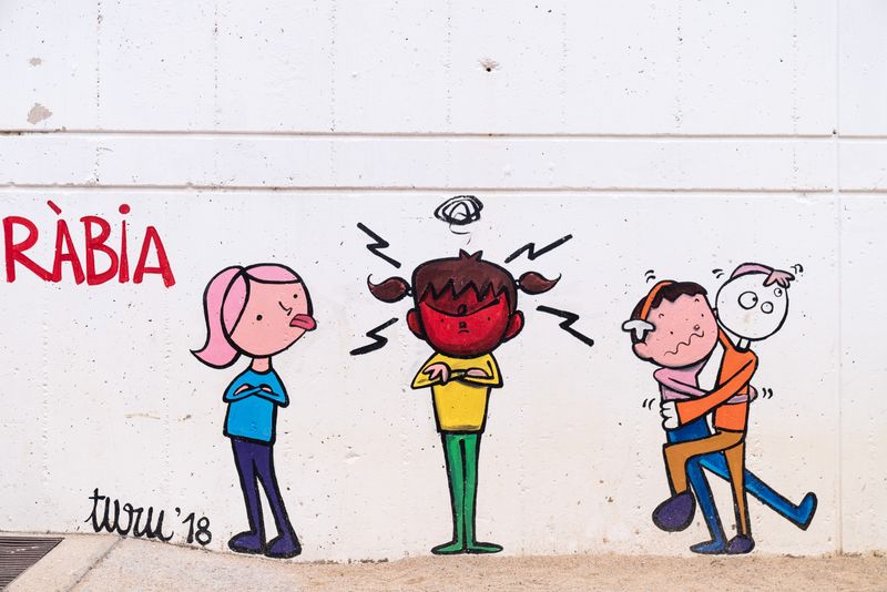 <div class='imageHoverDetail'>
             <p class='imageHoverTitle twoLineBreak'>Detall de les pintures murals que cobreixen el pati de l’Institut Escola Anta...</p>
             <p class='imageHoverAutor oneLineBreak'>Autor: Martí Petit</p>
             <button class='imageHoverBtn'>Mostra els detalls de la imatge <span class='sr-only'>Detall de les pintures murals que cobreixen el pati de l’Institut Escola Anta...</span></button>
             </div>