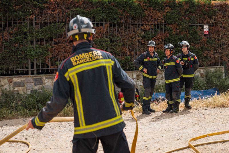 <div class='imageHoverDetail'>
             <p class='imageHoverTitle twoLineBreak'>Un bomber fa servir la mànega el dia del simulacre d’incendi forestal a Colls...</p>
             <p class='imageHoverAutor oneLineBreak'>Autor: Elena Pastor</p>
             <button class='imageHoverBtn'>Mostra els detalls de la imatge <span class='sr-only'>Un bomber fa servir la mànega el dia del simulacre d’incendi forestal a Colls...</span></button>
             </div>