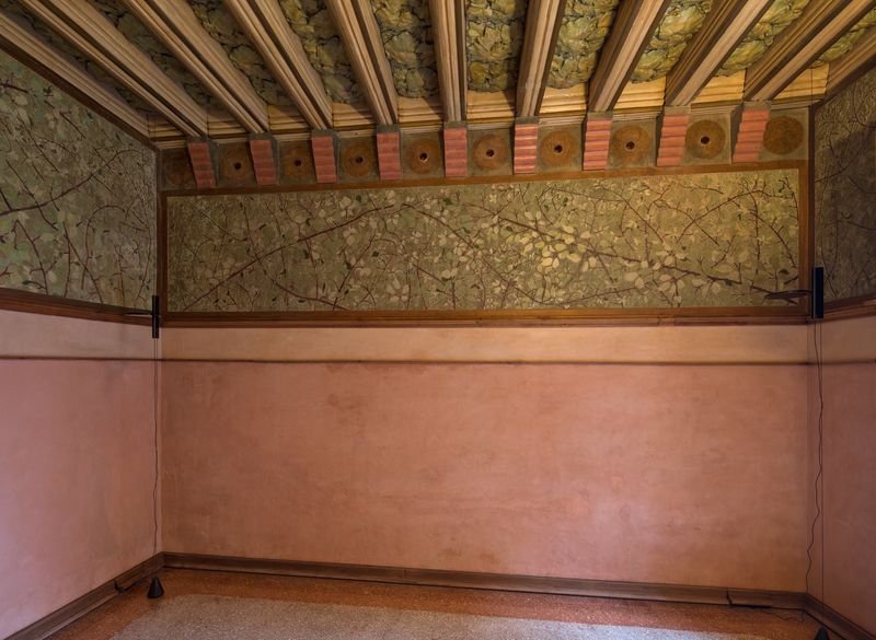 <div class='imageHoverDetail'>
             <p class='imageHoverTitle twoLineBreak'>Casa Vicens. Segon dormitori</p>
             <p class='imageHoverAutor oneLineBreak'>Autor: Pepe Navarro</p>
             <button class='imageHoverBtn'>Mostra els detalls de la imatge <span class='sr-only'>Casa Vicens. Segon dormitori</span></button>
             </div>