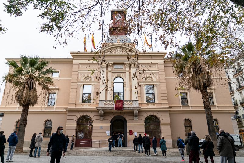 <div class='imageHoverDetail'>
             <p class='imageHoverTitle twoLineBreak'>Cues a l'exterior de la seu del districte de Sant Martí on hi ha instal·lat u...</p>
             <p class='imageHoverAutor oneLineBreak'>Autor: Martí Petit</p>
             <button class='imageHoverBtn'>Mostra els detalls de la imatge <span class='sr-only'>Cues a l'exterior de la seu del districte de Sant Martí on hi ha instal·lat u...</span></button>
             </div>