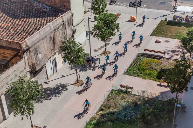 <div class='imageHoverDetail'>
             <p class='imageHoverTitle twoLineBreak'>Un grup de ciclistes transiten per la superilla del Poblenou a l’altura de Ro...</p>
             <p class='imageHoverAutor oneLineBreak'>Autor: Curro Palacios</p>
             <button class='imageHoverBtn'>Mostra els detalls de la imatge <span class='sr-only'>Un grup de ciclistes transiten per la superilla del Poblenou a l’altura de Ro...</span></button>
             </div>