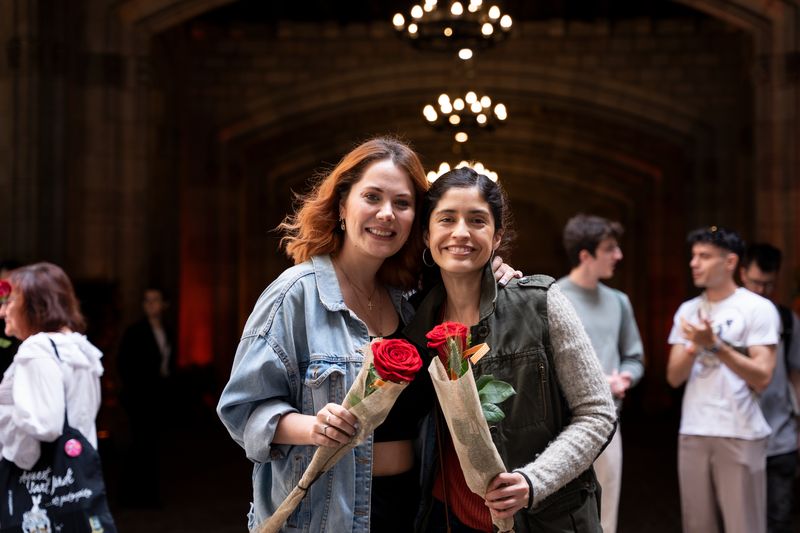 <div class='imageHoverDetail'>
             <p class='imageHoverTitle twoLineBreak'>Dues dones mostren les seves roses solidàries comprades a les parades de les ...</p>
             <p class='imageHoverAutor oneLineBreak'>Autor: Mònica Moreno</p>
             <button class='imageHoverBtn'>Mostra els detalls de la imatge <span class='sr-only'>Dues dones mostren les seves roses solidàries comprades a les parades de les ...</span></button>
             </div>