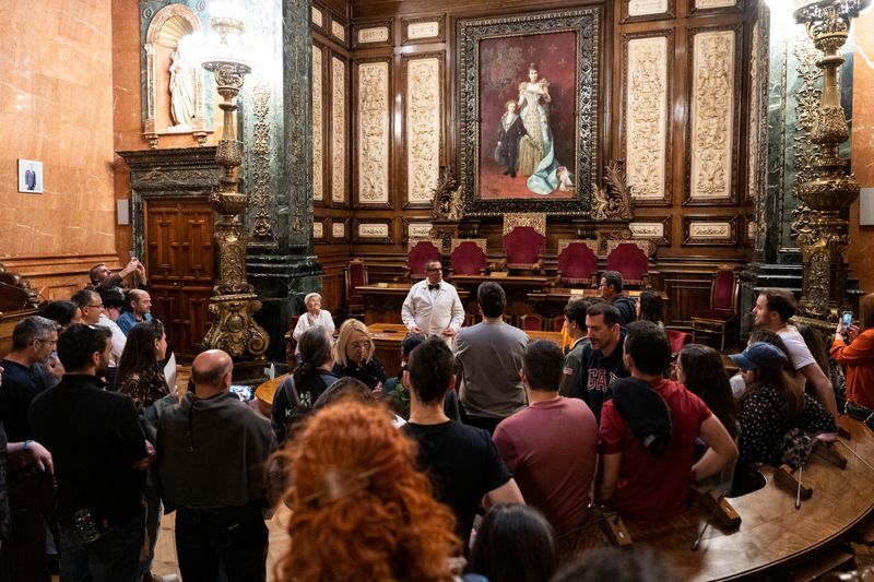 <div class='imageHoverDetail'>
             <p class='imageHoverTitle twoLineBreak'>Pla general del Saló de Plens de l'Ajuntament amb un actor vestit d'època dir...</p>
             <p class='imageHoverAutor oneLineBreak'>Autor: Mònica Moreno</p>
             <button class='imageHoverBtn'>Mostra els detalls de la imatge <span class='sr-only'>Pla general del Saló de Plens de l'Ajuntament amb un actor vestit d'època dir...</span></button>
             </div>