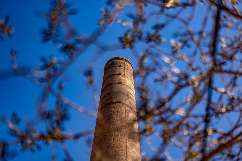 <div class='imageHoverDetail'>
             <p class='imageHoverTitle twoLineBreak'>Xemeneia del recinte industrial de Can Batlló</p>
             <p class='imageHoverAutor oneLineBreak'>Autor: Laura Guerrero</p>
             <button class='imageHoverBtn'>Mostra els detalls de la imatge <span class='sr-only'>Xemeneia del recinte industrial de Can Batlló</span></button>
             </div>