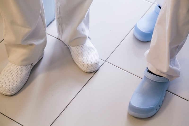 
             Peus de personal sanitari amb les típique bates i esclops
             Autor: Curro Palacios
             Mostra els detalls de la imatge Peus de personal sanitari amb les típique bates i esclops
             