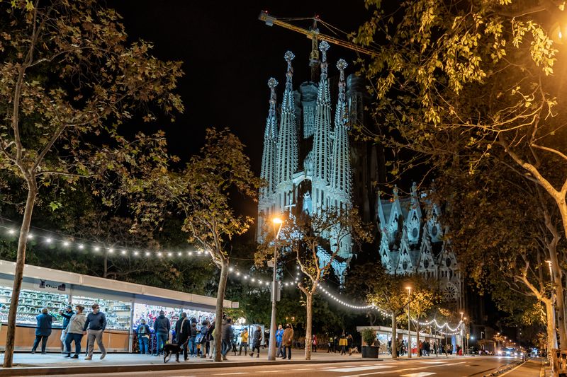 <div class='imageHoverDetail'>
             <p class='imageHoverTitle twoLineBreak'>Parades de la Fira de Nadal a Sagrada Família. Al fons es veu el temple de la...</p>
             <p class='imageHoverAutor oneLineBreak'>Autor: Laura Guerrero</p>
             <button class='imageHoverBtn'>Mostra els detalls de la imatge <span class='sr-only'>Parades de la Fira de Nadal a Sagrada Família. Al fons es veu el temple de la...</span></button>
             </div>