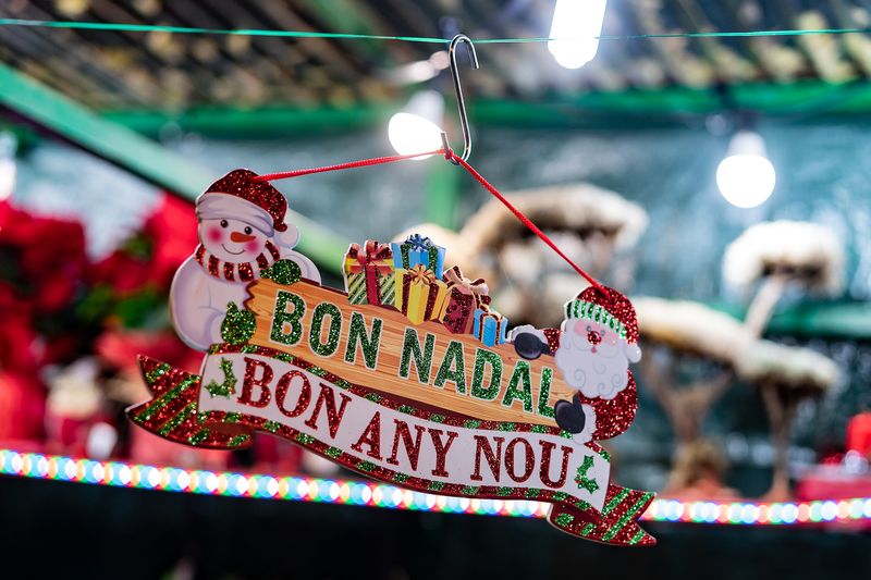 <div class='imageHoverDetail'>
             <p class='imageHoverTitle twoLineBreak'>Objecte decoratiu en una de les parades que desitja “Bon Nadal i Bon Any Nou”</p>
             <p class='imageHoverAutor oneLineBreak'>Autor: Laura Guerrero</p>
             <button class='imageHoverBtn'>Mostra els detalls de la imatge <span class='sr-only'>Objecte decoratiu en una de les parades que desitja “Bon Nadal i Bon Any Nou”</span></button>
             </div>