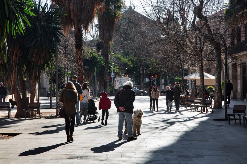
             Persones passejant pel carrer d
