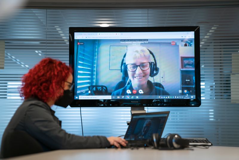 
             Una informadora de l’Oficina d