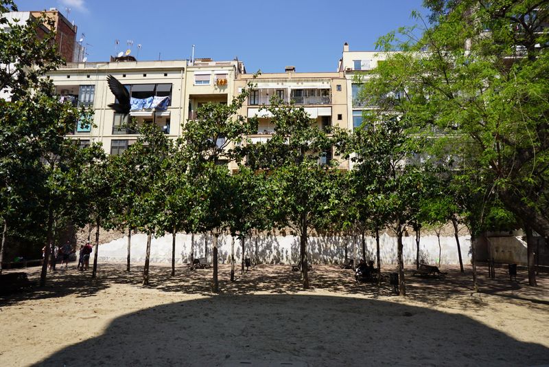 <div class='imageHoverDetail'>
             <p class='imageHoverTitle twoLineBreak'>Jardins de la Torre de les Aigües</p>
             <p class='imageHoverAutor oneLineBreak'>Autor: Vicente Zambrano González</p>
             <button class='imageHoverBtn'>Mostra els detalls de la imatge <span class='sr-only'>Jardins de la Torre de les Aigües</span></button>
             </div>