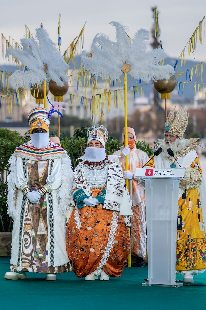 <div class='imageHoverDetail'>
             <p class='imageHoverTitle twoLineBreak'>Parlament del Rei Melcior a la seva arribada a Barcelona</p>
             <p class='imageHoverAutor oneLineBreak'>Autor: Laura Guerrero</p>
             <button class='imageHoverBtn'>Mostra els detalls de la imatge <span class='sr-only'>Parlament del Rei Melcior a la seva arribada a Barcelona</span></button>
             </div>