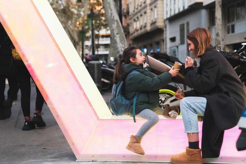 
             Un adult i un infant juguen sobre una de les estructures de llum mentre beuen...
             Autor: Josbel A. Tinoco
             Mostra els detalls de la imatge Un adult i un infant juguen sobre una de les estructures de llum mentre beuen...
             