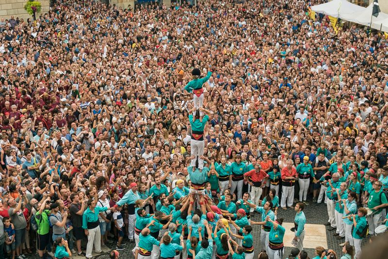 <div class='imageHoverDetail'>
             <p class='imageHoverTitle twoLineBreak'>Diada de la Mercè. Pilar dels Castellers de la Sagrada Família</p>
             <p class='imageHoverAutor oneLineBreak'>Autor: Carlota Serarols</p>
             <button class='imageHoverBtn'>Mostra els detalls de la imatge <span class='sr-only'>Diada de la Mercè. Pilar dels Castellers de la Sagrada Família</span></button>
             </div>
