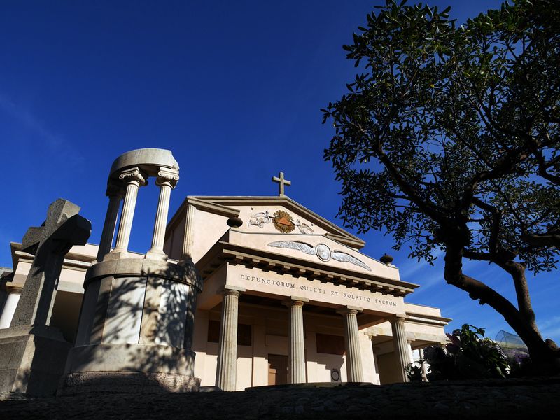 <div class='imageHoverDetail'>
             <p class='imageHoverTitle twoLineBreak'>Cementiri del Poblenou</p>
             <p class='imageHoverAutor oneLineBreak'>Autor: Vicente Zambrano</p>
             <button class='imageHoverBtn'>Mostra els detalls de la imatge <span class='sr-only'>Cementiri del Poblenou</span></button>
             </div>