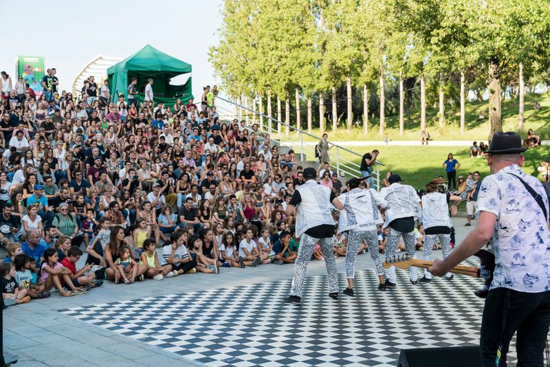 <div class='imageHoverDetail'>
             <p class='imageHoverTitle twoLineBreak'>La Mercè als barris. Espectacle de música i ball amb un grup de joves al Parc...</p>
             <p class='imageHoverAutor oneLineBreak'>Autor: Carlota Serarols</p>
             <button class='imageHoverBtn'>Mostra els detalls de la imatge <span class='sr-only'>La Mercè als barris. Espectacle de música i ball amb un grup de joves al Parc...</span></button>
             </div>