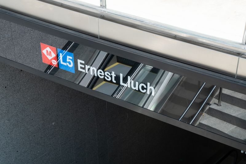 <div class='imageHoverDetail'>
             <p class='imageHoverTitle twoLineBreak'>Rètol de la nova estació Ernest Lluch</p>
             <p class='imageHoverAutor oneLineBreak'>Autor: Mariona Gil</p>
             <button class='imageHoverBtn'>Mostra els detalls de la imatge <span class='sr-only'>Rètol de la nova estació Ernest Lluch</span></button>
             </div>