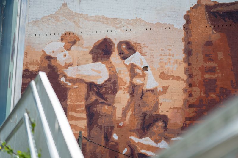 
             Detalle de unos hombres que trabajan, pintados en el mural ‘Amb les nostres m...
             Autor: Martí Petit
             Ver los detalles de la imagen Detalle de unos hombres que trabajan, pintados en el mural ‘Amb les nostres m...
             