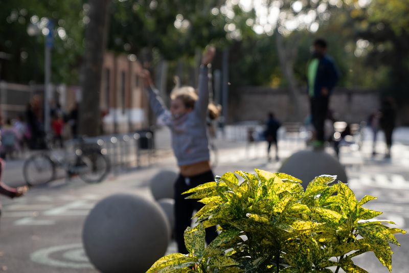 <div class='imageHoverDetail'>
             <p class='imageHoverTitle twoLineBreak'>Una nena juga davant de l'Escola Antoni Brusi, un dels entorns pacificats al ...</p>
             <p class='imageHoverAutor oneLineBreak'>Autor: Paula Jaume</p>
             <button class='imageHoverBtn'>Mostra els detalls de la imatge <span class='sr-only'>Una nena juga davant de l'Escola Antoni Brusi, un dels entorns pacificats al ...</span></button>
             </div>