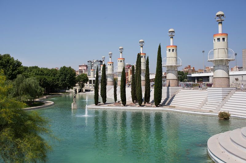 <div class='imageHoverDetail'>
             <p class='imageHoverTitle twoLineBreak'>Parc de l'Espanya Industrial amb les torres  far i el llac artificial amb l'e...</p>
             <p class='imageHoverAutor oneLineBreak'>Autor: Paola de Grenet</p>
             <button class='imageHoverBtn'>Mostra els detalls de la imatge <span class='sr-only'>Parc de l'Espanya Industrial amb les torres  far i el llac artificial amb l'e...</span></button>
             </div>