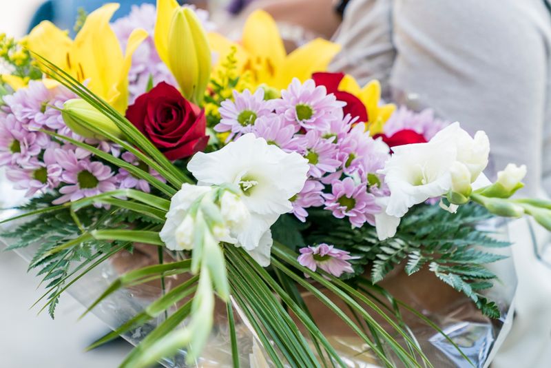 <div class='imageHoverDetail'>
             <p class='imageHoverTitle twoLineBreak'>Ofrena floral en homenatge a Víctor Jara i Jorge Peña</p>
             <p class='imageHoverAutor oneLineBreak'>Autor: Marc Gómez</p>
             <button class='imageHoverBtn'>Mostra els detalls de la imatge <span class='sr-only'>Ofrena floral en homenatge a Víctor Jara i Jorge Peña</span></button>
             </div>