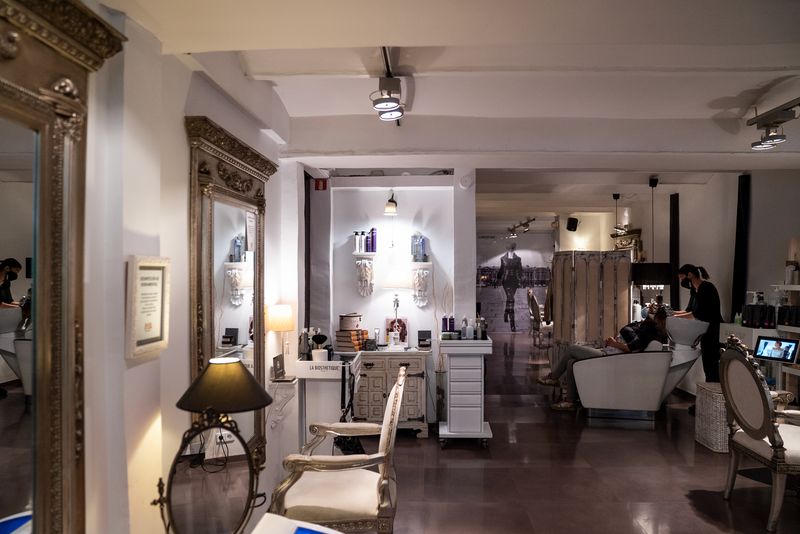 <div class='imageHoverDetail'>
             <p class='imageHoverTitle twoLineBreak'>Interior d'un centre d'estètica on hi ha una clienta que està rebent un tract...</p>
             <p class='imageHoverAutor oneLineBreak'>Autor: Martí Petit</p>
             <button class='imageHoverBtn'>Mostra els detalls de la imatge <span class='sr-only'>Interior d'un centre d'estètica on hi ha una clienta que està rebent un tract...</span></button>
             </div>