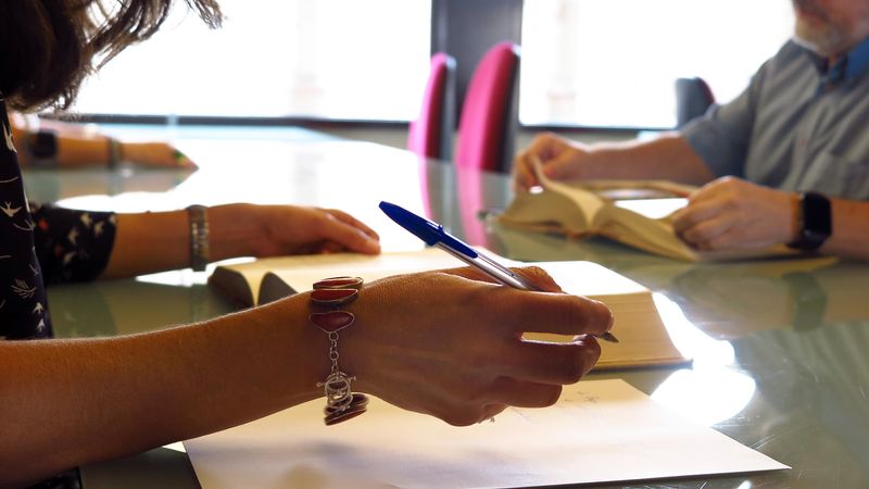 <div class='imageHoverDetail'>
             <p class='imageHoverTitle twoLineBreak'>Arxiu Històric de Barcelona</p>
             <p class='imageHoverAutor oneLineBreak'>Autor: Vicente Zambrano</p>
             <button class='imageHoverBtn'>Mostra els detalls de la imatge <span class='sr-only'>Arxiu Històric de Barcelona</span></button>
             </div>