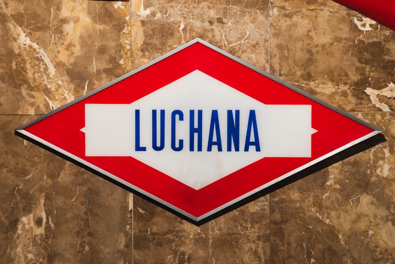 <div class='imageHoverDetail'>
             <p class='imageHoverTitle twoLineBreak'>Antiguo cartel del metro Luchana en la estación de metro fantasma Gaudí</p>
             <p class='imageHoverAutor oneLineBreak'>Autor: Josbel A. Tinoco</p>
             <button class='imageHoverBtn'>Ver los detalles de la imagen <span class='sr-only'>Antiguo cartel del metro Luchana en la estación de metro fantasma Gaudí</span></button>
             </div>