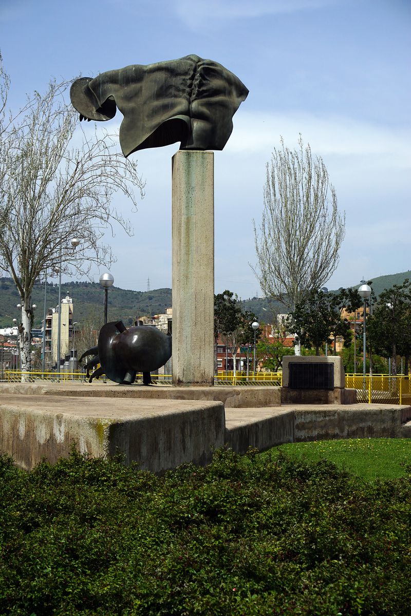 <div class='imageHoverDetail'>
             <p class='imageHoverTitle twoLineBreak'>Monument a les Brigades Internacionals</p>
             <p class='imageHoverAutor oneLineBreak'>Autor: Vicente Zambrano González</p>
             <button class='imageHoverBtn'>Mostra els detalls de la imatge <span class='sr-only'>Monument a les Brigades Internacionals</span></button>
             </div>