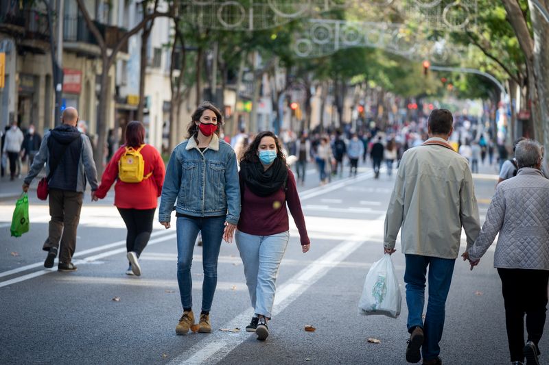 <div class='imageHoverDetail'>
             <p class='imageHoverTitle twoLineBreak'>Gent amb bosses de la compra caminant pel carrer de la Creu Coberta aprofitan...</p>
             <p class='imageHoverAutor oneLineBreak'>Autor: Laura Guerrero</p>
             <button class='imageHoverBtn'>Mostra els detalls de la imatge <span class='sr-only'>Gent amb bosses de la compra caminant pel carrer de la Creu Coberta aprofitan...</span></button>
             </div>