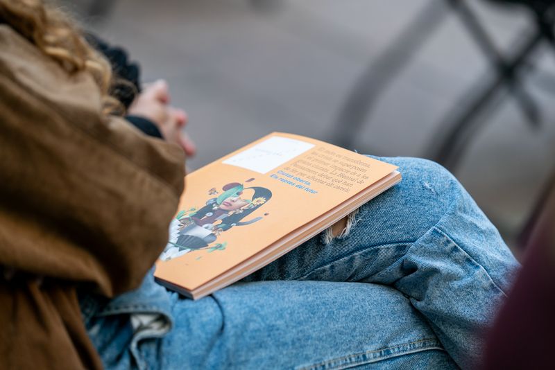 <div class='imageHoverDetail'>
             <p class='imageHoverTitle twoLineBreak'>Detall del llibret de la Biennal de pensament que algú del públic sosté sobre...</p>
             <p class='imageHoverAutor oneLineBreak'>Autor: Mònica Moreno</p>
             <button class='imageHoverBtn'>Mostra els detalls de la imatge <span class='sr-only'>Detall del llibret de la Biennal de pensament que algú del públic sosté sobre...</span></button>
             </div>