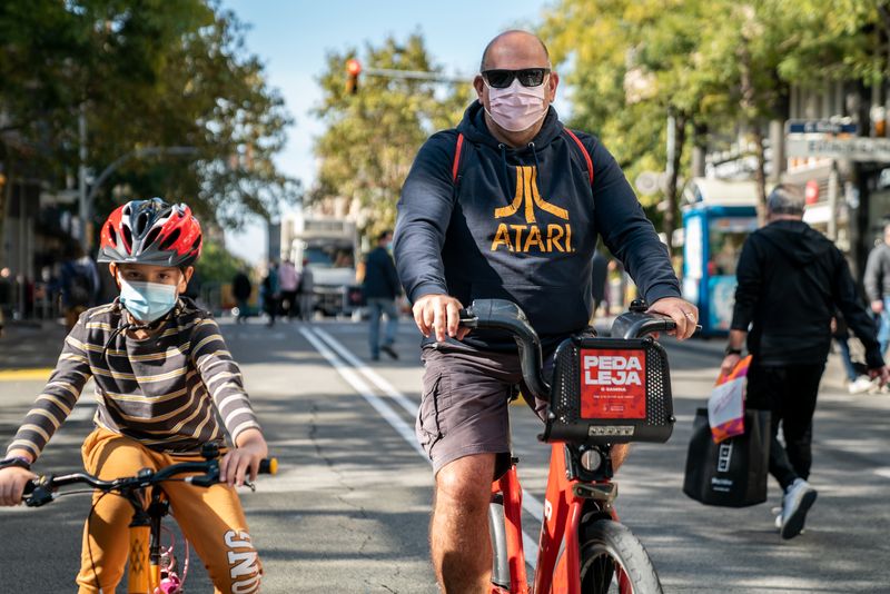 <div class='imageHoverDetail'>
             <p class='imageHoverTitle twoLineBreak'>Una família circula tranquil·lament en bicicleta per la calçada del carrer de...</p>
             <p class='imageHoverAutor oneLineBreak'>Autor: Mònica Moreno</p>
             <button class='imageHoverBtn'>Mostra els detalls de la imatge <span class='sr-only'>Una família circula tranquil·lament en bicicleta per la calçada del carrer de...</span></button>
             </div>