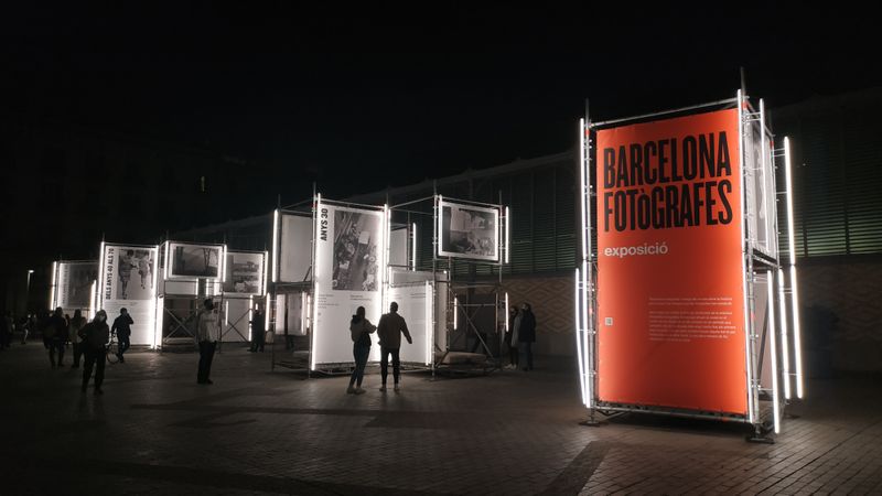<div class='imageHoverDetail'>
             <p class='imageHoverTitle twoLineBreak'>Vista general de l'exposició "Barcelona fotògrafes" a la nit amb les fotos il...</p>
             <p class='imageHoverAutor oneLineBreak'>Autor: Marc Royuela</p>
             <button class='imageHoverBtn'>Mostra els detalls de la imatge <span class='sr-only'>Vista general de l'exposició "Barcelona fotògrafes" a la nit amb les fotos il...</span></button>
             </div>