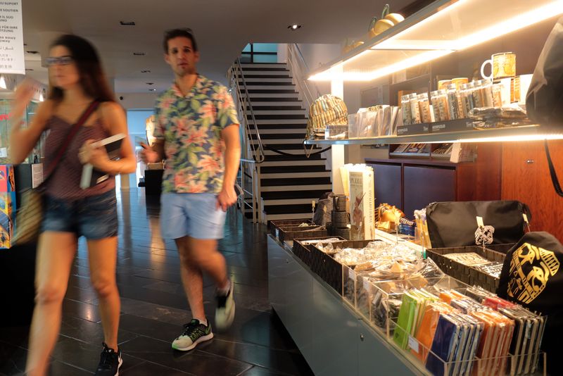 <div class='imageHoverDetail'>
             <p class='imageHoverTitle twoLineBreak'>Museu Egipci. Botiga</p>
             <p class='imageHoverAutor oneLineBreak'>Autor: Vicente Zambrano González</p>
             <button class='imageHoverBtn'>Mostra els detalls de la imatge <span class='sr-only'>Museu Egipci. Botiga</span></button>
             </div>