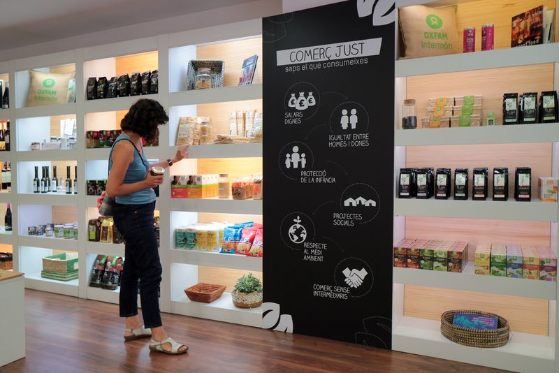 <div class='imageHoverDetail'>
             <p class='imageHoverTitle twoLineBreak'>Botiga Oxfam Intermón</p>
             <p class='imageHoverAutor oneLineBreak'>Autor: Vicente Zambrano González</p>
             <button class='imageHoverBtn'>Mostra els detalls de la imatge <span class='sr-only'>Botiga Oxfam Intermón</span></button>
             </div>