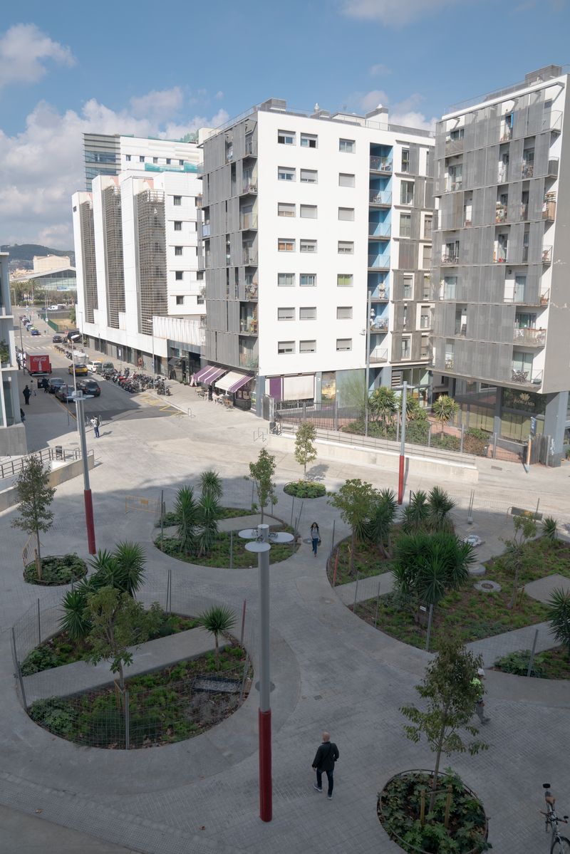 <div class='imageHoverDetail'>
             <p class='imageHoverTitle twoLineBreak'>Gent caminant per la plaça formada a la cruïlla del nou eix verd dels carrers...</p>
             <p class='imageHoverAutor oneLineBreak'>Autor: Àlex Losada</p>
             <button class='imageHoverBtn'>Mostra els detalls de la imatge <span class='sr-only'>Gent caminant per la plaça formada a la cruïlla del nou eix verd dels carrers...</span></button>
             </div>