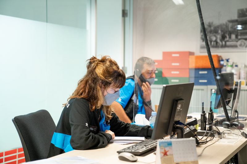 
             Dos membres del Centre d’Urgències i Emergències Socials de Barcelona (CUESB)...
             Autor: Martí Petit
             Mostra els detalls de la imatge Dos membres del Centre d’Urgències i Emergències Socials de Barcelona (CUESB)...
             