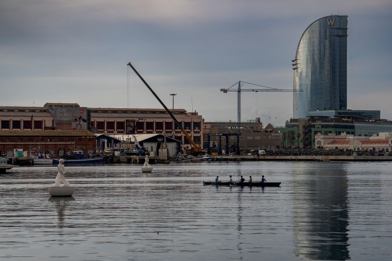 <div class='imageHoverDetail'>
             <p class='imageHoverTitle twoLineBreak'>Persones practicant rem al Port Olímpic. Al fons, l’Hotel W</p>
             <p class='imageHoverAutor oneLineBreak'>Autor: Laura Guerrero</p>
             <button class='imageHoverBtn'>Mostra els detalls de la imatge <span class='sr-only'>Persones practicant rem al Port Olímpic. Al fons, l’Hotel W</span></button>
             </div>