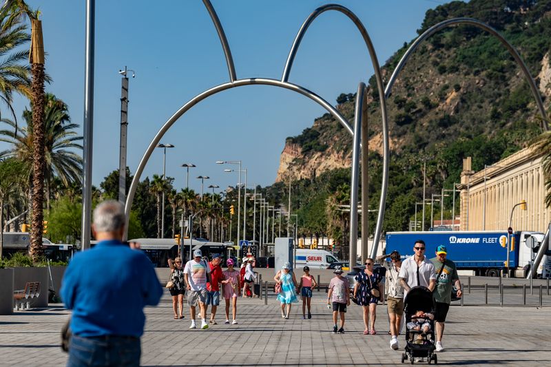 <div class='imageHoverDetail'>
             <p class='imageHoverTitle twoLineBreak'>Persones caminant. Al fons, l'escultura "Onades", d'Andreu Alfaro</p>
             <p class='imageHoverAutor oneLineBreak'>Autor: Laura Guerrero</p>
             <button class='imageHoverBtn'>Mostra els detalls de la imatge <span class='sr-only'>Persones caminant. Al fons, l'escultura "Onades", d'Andreu Alfaro</span></button>
             </div>