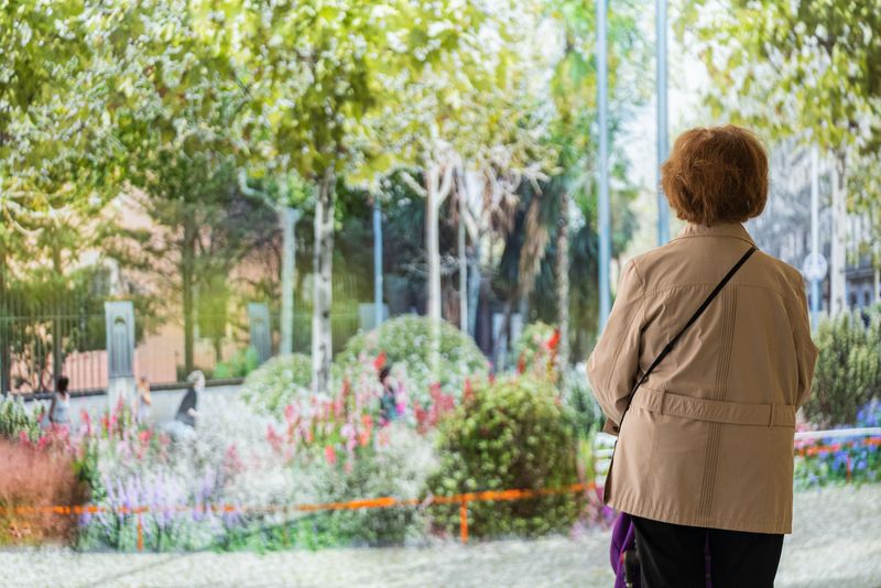 
             Una dona contempla una de les imatges dels renders de superilla Barcelona men...
             Autor: Carlota Serarols
             Mostra els detalls de la imatge Una dona contempla una de les imatges dels renders de superilla Barcelona men...
             
