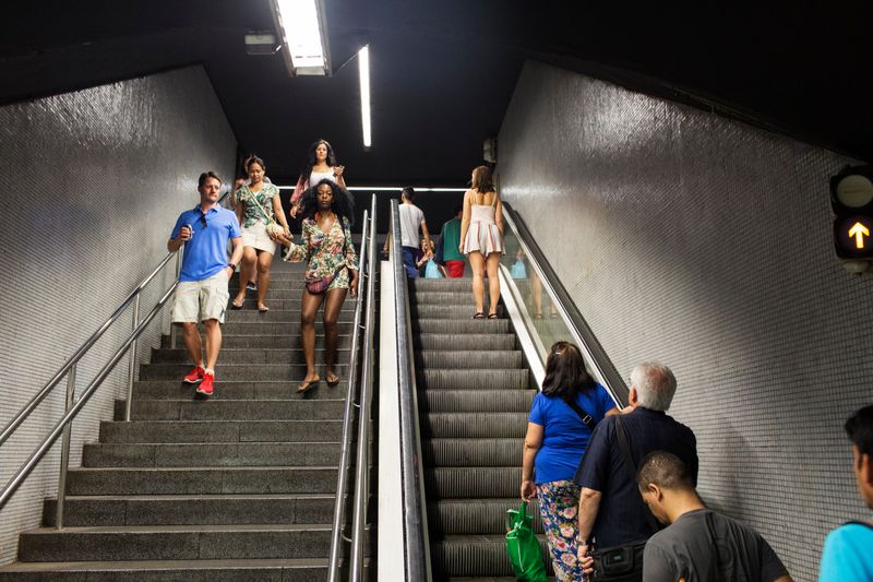 
             Transport públic. Viatgers pujant i baixant per les escales del metro
             Autor: Paola de Grenet
             Mostra els detalls de la imatge Transport públic. Viatgers pujant i baixant per les escales del metro
             