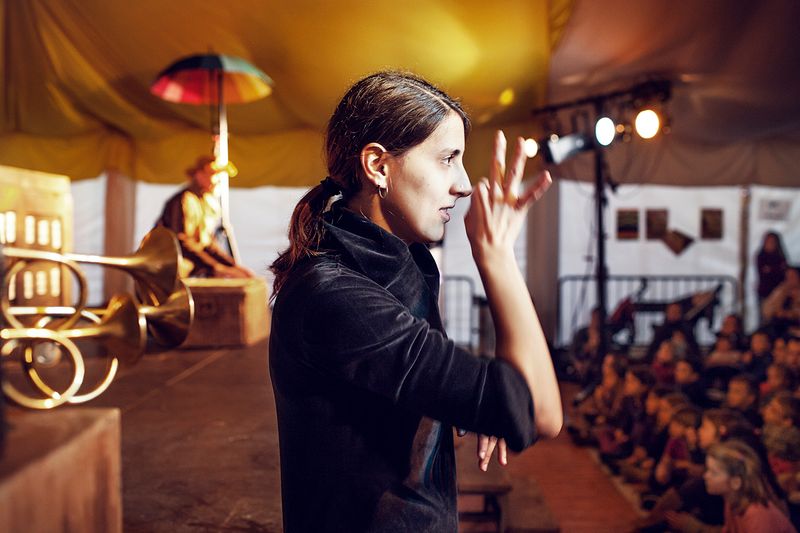 
             Intèrpret de llenguatge de sords treballant durant un espectacle infantil
             Autor: Paola de Grenet
             Mostra els detalls de la imatge Intèrpret de llenguatge de sords treballant durant un espectacle infantil
             