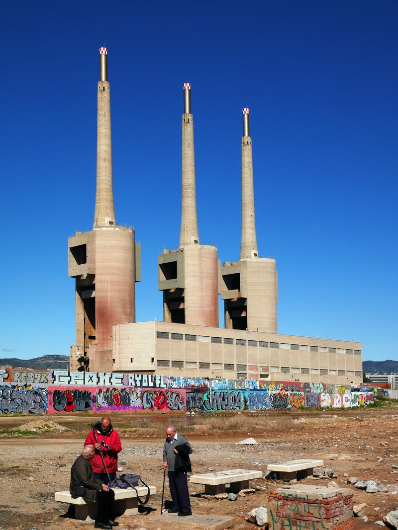 <div class='imageHoverDetail'>
             <p class='imageHoverTitle twoLineBreak'>Les Tres Xemeneis, Tèrmica de Sant Adrià de Besòs. Gent gran parlant</p>
             <p class='imageHoverAutor oneLineBreak'>Autor: Vicente Zambrano González</p>
             <button class='imageHoverBtn'>Mostra els detalls de la imatge <span class='sr-only'>Les Tres Xemeneis, Tèrmica de Sant Adrià de Besòs. Gent gran parlant</span></button>
             </div>