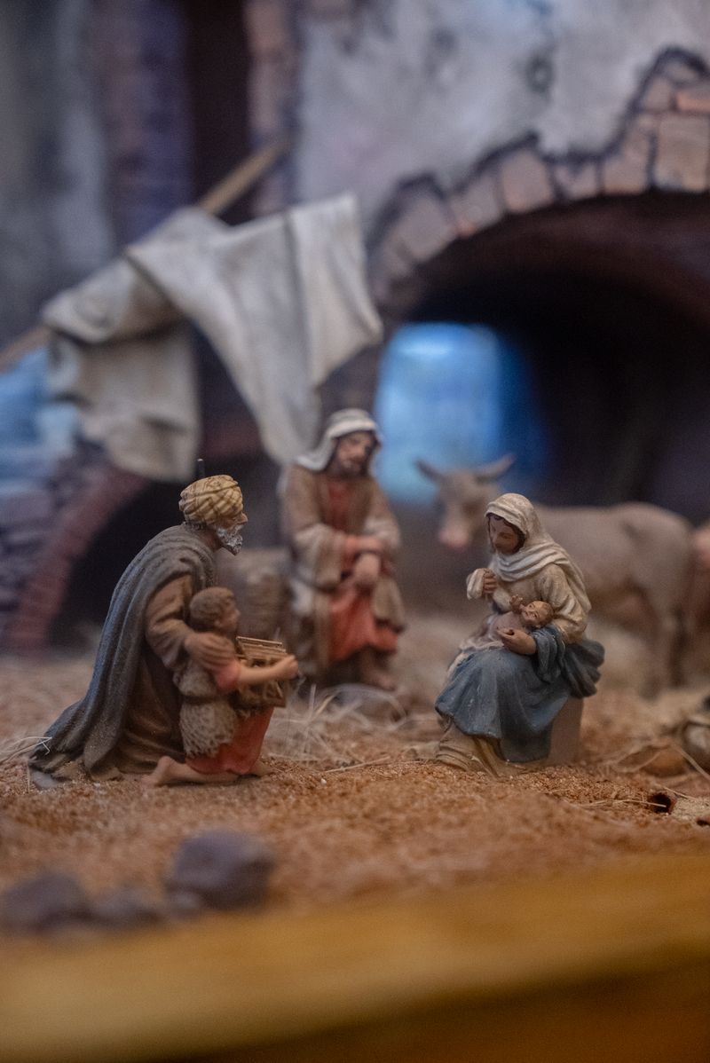 <div class='imageHoverDetail'>
             <p class='imageHoverTitle twoLineBreak'>Pesebre del Monasterio de Pedralbes</p>
             <p class='imageHoverAutor oneLineBreak'>Autor: Martí Petit</p>
             <button class='imageHoverBtn'>Ver los detalles de la imagen <span class='sr-only'>Pesebre del Monasterio de Pedralbes</span></button>
             </div>