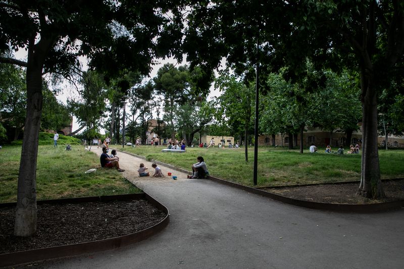 
             Famílies amb nens jugant als jardins de la Maternitat procurant mantenir la d...
             Autor: Edu Bayer
             Mostra els detalls de la imatge Famílies amb nens jugant als jardins de la Maternitat procurant mantenir la d...
             