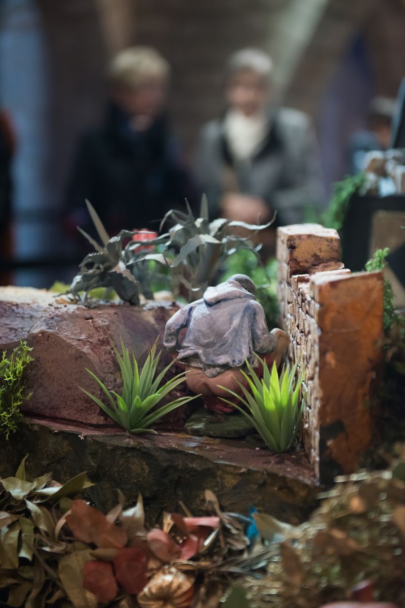 <div class='imageHoverDetail'>
             <p class='imageHoverTitle twoLineBreak'>Figura del caganer del pessebre del museu Frederic Marès</p>
             <p class='imageHoverAutor oneLineBreak'>Autor: Ceci Fimia</p>
             <button class='imageHoverBtn'>Mostra els detalls de la imatge <span class='sr-only'>Figura del caganer del pessebre del museu Frederic Marès</span></button>
             </div>