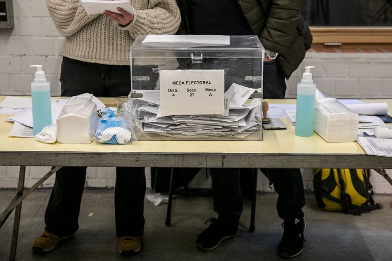 <div class='imageHoverDetail'>
             <p class='imageHoverTitle twoLineBreak'>Urna plena de paperetes a les Cristalleries Planell</p>
             <p class='imageHoverAutor oneLineBreak'>Autor: Edu Bayer</p>
             <button class='imageHoverBtn'>Mostra els detalls de la imatge <span class='sr-only'>Urna plena de paperetes a les Cristalleries Planell</span></button>
             </div>