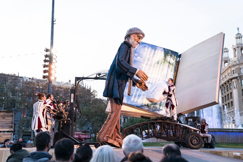 <div class='imageHoverDetail'>
             <p class='imageHoverTitle twoLineBreak'>El Senyor Hivern amb el Gran Llibre de les Petites Coses</p>
             <p class='imageHoverAutor oneLineBreak'>Autor: Carlota Serarols</p>
             <button class='imageHoverBtn'>Mostra els detalls de la imatge <span class='sr-only'>El Senyor Hivern amb el Gran Llibre de les Petites Coses</span></button>
             </div>